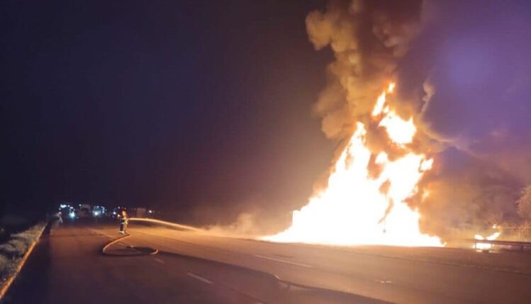 Incêndio em carreta mobiliza bombeiros na BR-381, em Carmópolis