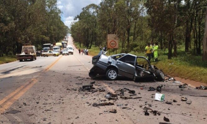 motorista-morre-ao-ter-o-carro-destruido-por-carreta-na-br-040