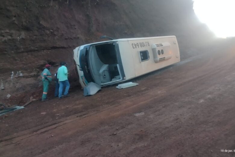 Micro-ônibus tomba com trabalhadores em Barão de Cocais