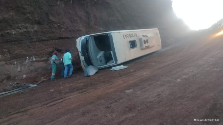 Micro-ônibus tomba com trabalhadores em Barão de Cocais