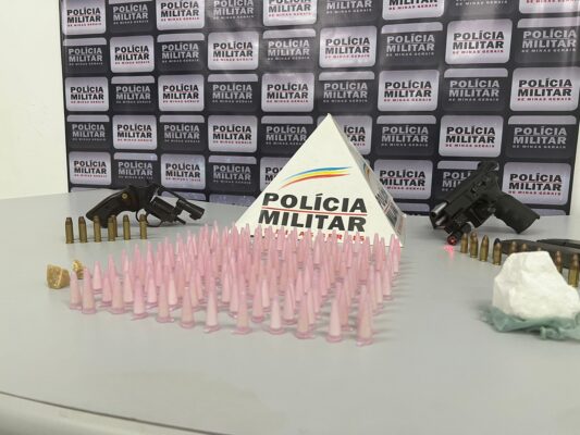 pm-apreende-revolver-pistola-e-drogas-no-santa-marta