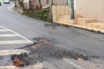 Reinaugurada recentemente após obra, rua Valdemar de Alvarenga Lage apresenta vários buracos