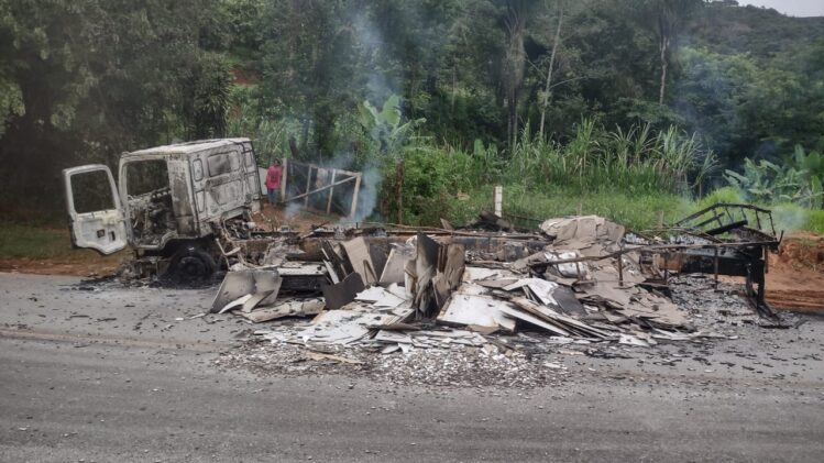Caminhão pega fogo e interdita estrada de Nova Era