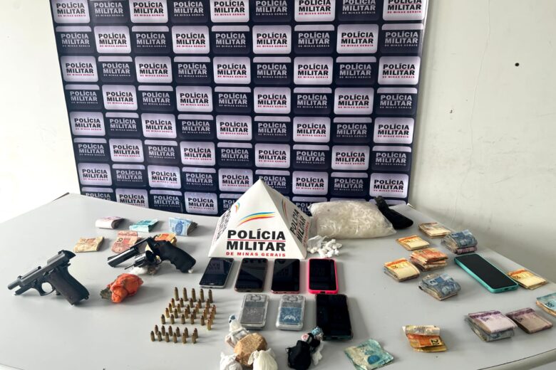 PM apreende armas, drogas e dinheiro durante operação em Itabira