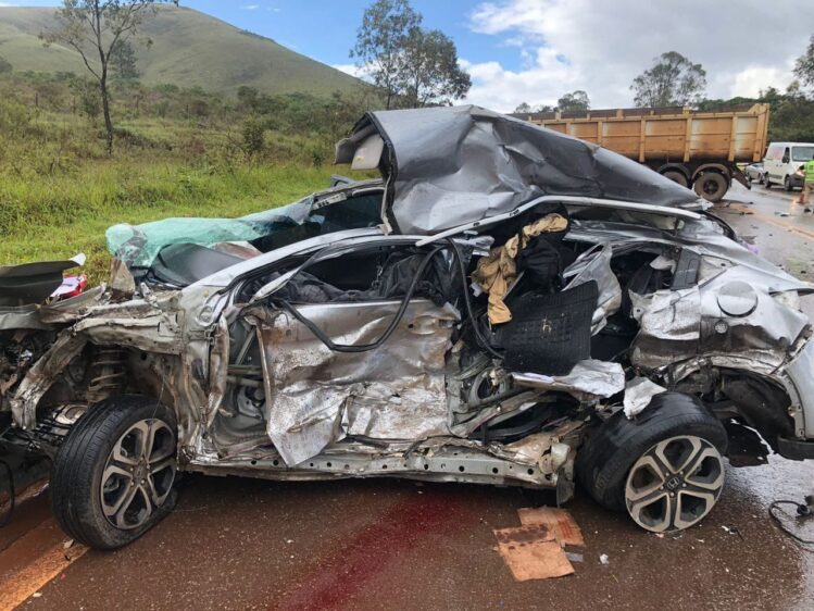 Colisão entre carros e carreta deixa dois mortos na BR-040