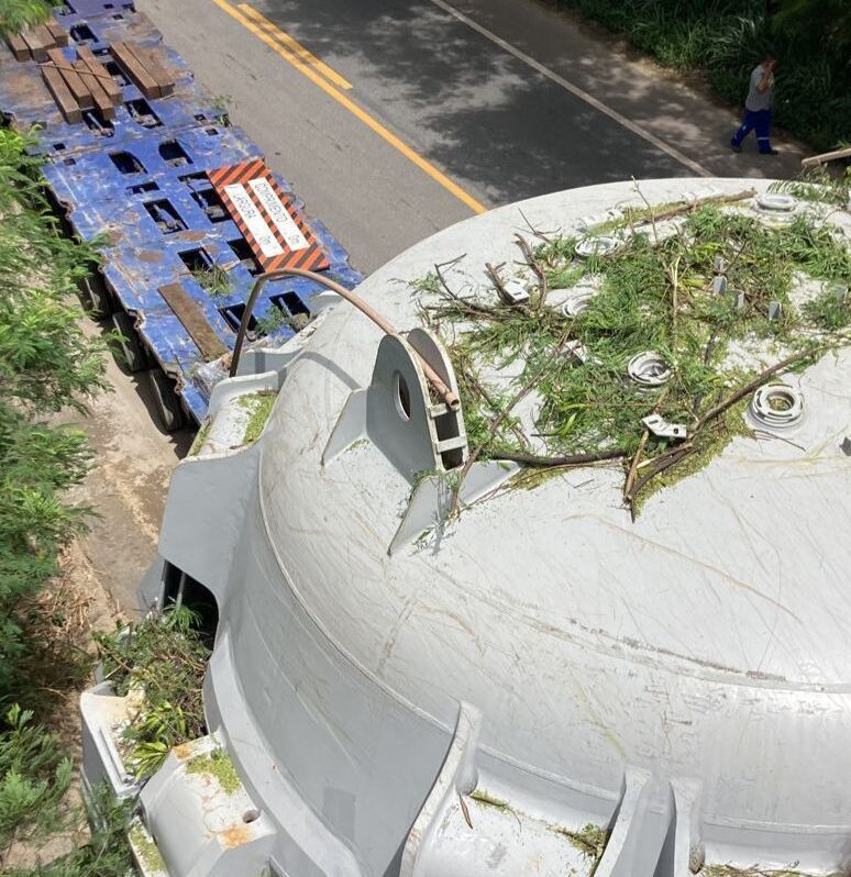 Transporte de peça gigante causa transtorno na BR-381