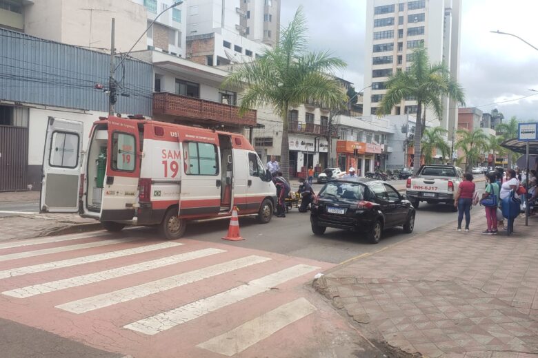 Idoso sofre queda e quase é atropelado na João Pinheiro