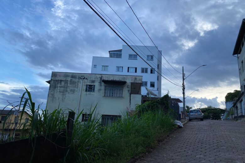 Itabira: moradores da Vila Paciência encontram cobras nas suas casas; lotes no bairro estão tomados pelo mato