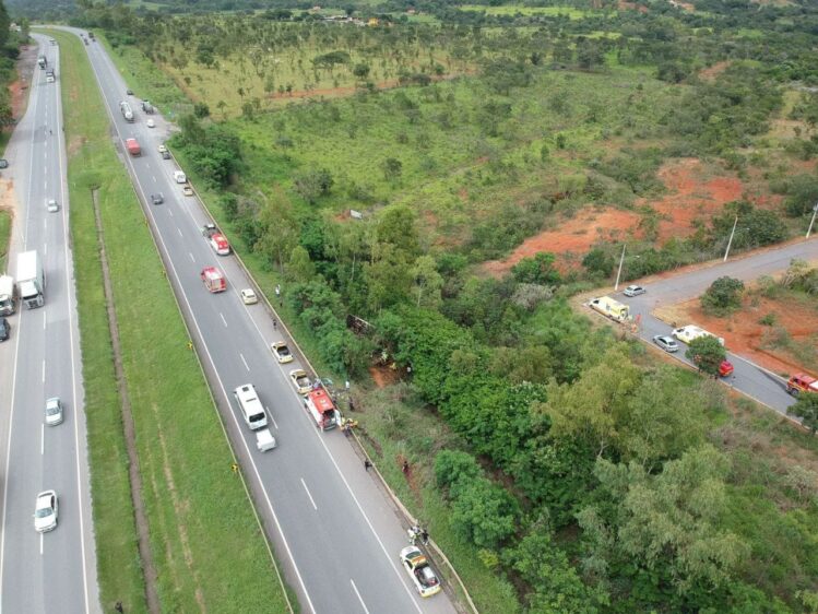 Acidente com micro-ônibus deixa três mortos na BR-040