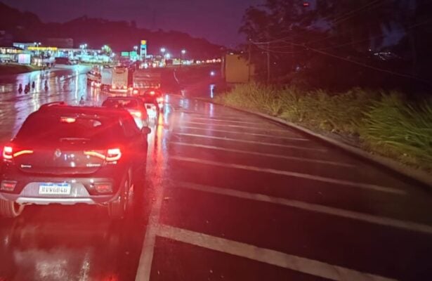 Trânsito é liberado na BR-381, em Sabará, após interdição por causa de alagamento