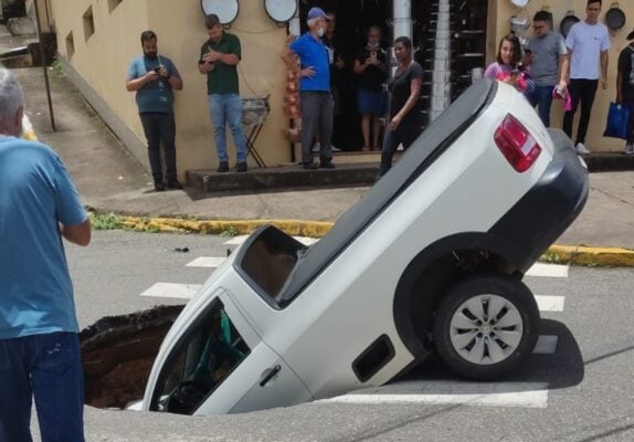 Carro cai em cratera no Centro de Monlevade; entenda o ocorrido