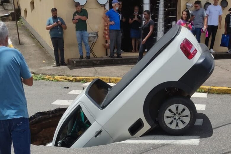 Carro cai em cratera no Centro de Monlevade; entenda o ocorrido