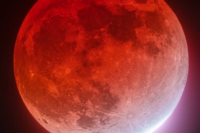 Destaque da NASA: fenômeno luminoso vermelho é a foto astronômica do dia