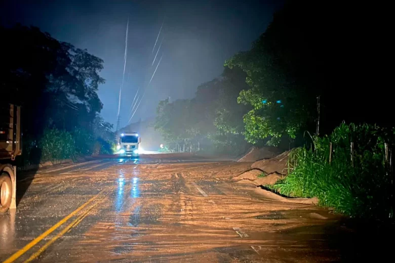 Chuva provoca queda de barreiras e interdita BR-381 em Jaguaraçu