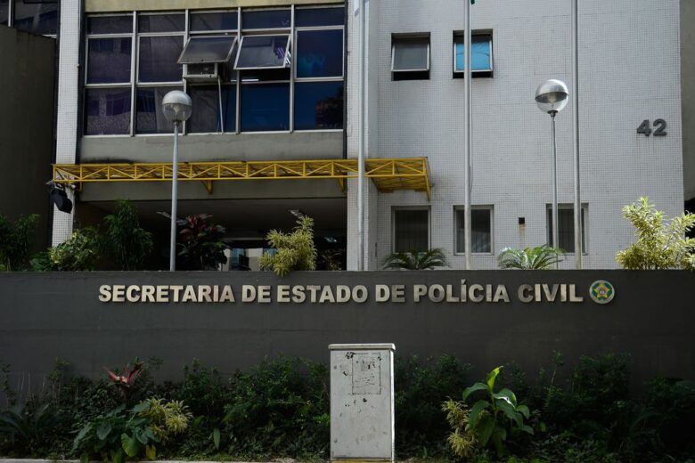 Polícia indicia cinco por morte de menina imprensada por carro alegórico