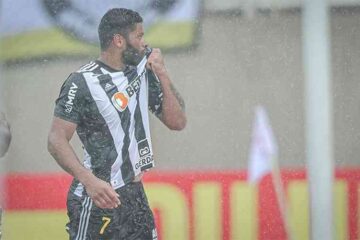 Hulk inicia temporada voando e participa de todos os gols do Atlético