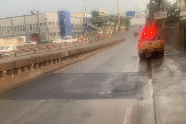 Avenida Cardeal Eugênio Pacelli tem trânsito liberado após cratera se abrir