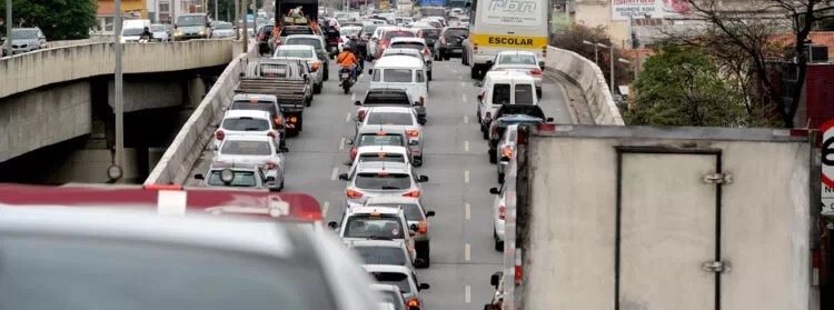 trabalham até o dia 22. Folgando nos dias 23 e 24 (final de semana) e também no dia 25. Depois trabalham de 26 a 29 de dezembro. Folgando nos dias 30 e 31 (final de semana) e também no dia 1º de janeiro.