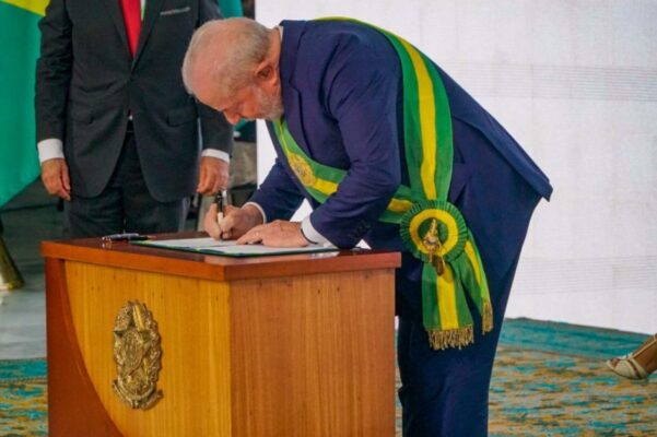 Publicados 11 decretos com 'revogaço' de Lula; lista inclui regulamento de armas e Fundo da Amazônia