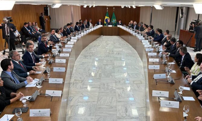 Em reunião com Lula, governadores condenam invasão aos Três Poderes