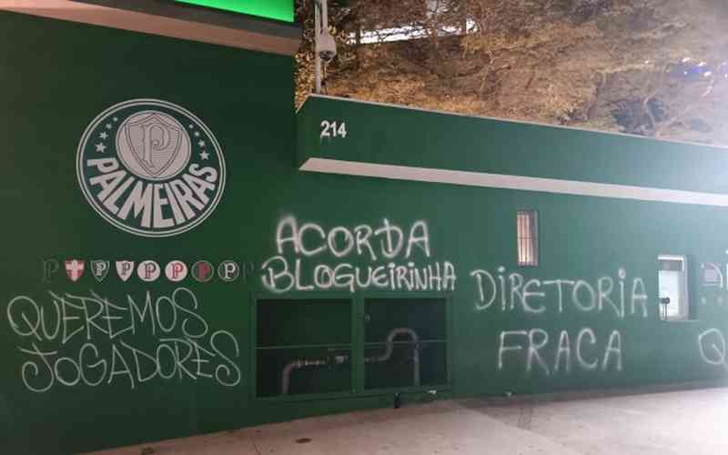 Muros do Palmeiras são pichados após empate em clássico: ‘Diretoria fraca’