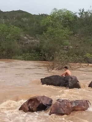 Jovem é resgatado após ficar 3 horas ilhado por conta de cabeça d’água