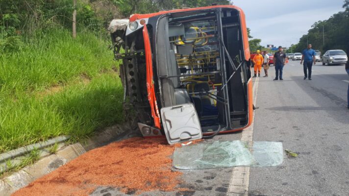 acidente de ônibus na MG-010