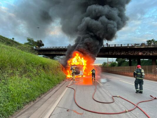 carreta pega fogo no Anel Rodoviário