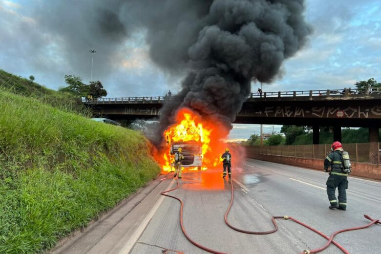 Carreta pega fogo na manhã desta sexta-feira no Anel Rodoviário, em BH