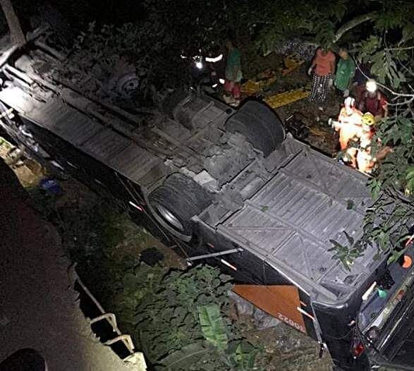 Ônibus que transportava time de futebol cai de ponte e deixa mortos e feridos em Minas Gerais