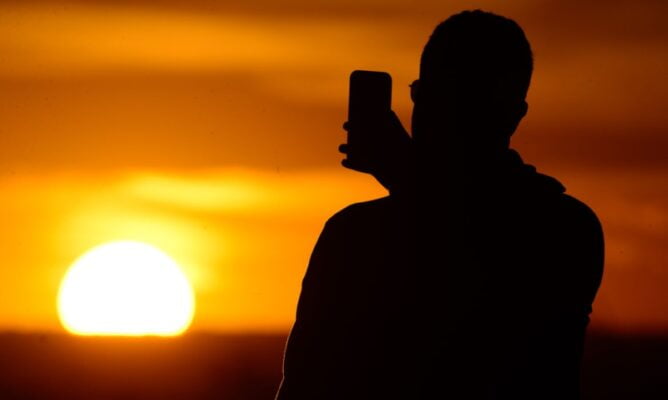 "Tô cansado de te idolatrar e você nem aí; vou voltar a jogar futebol, num domingo de sol"; confira a previsão do tempo!