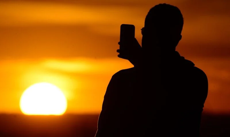“Tô cansado de te idolatrar e você nem aí; vou voltar a jogar futebol, num domingo de sol”; confira a previsão do tempo!