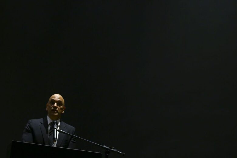 Moraes determina prisão do ex-comandante da PM e de Anderson Torres