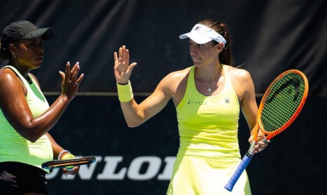 Luisa Stefani decide à noite título de duplas do WTA 500 de Adelaide