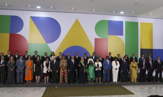 12 ministros do governo Lula respondem a processos na justiça