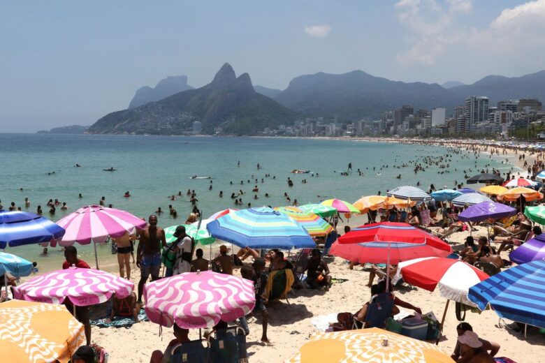 Mais de 610 toneladas de lixo são recolhidos das praias do Rio