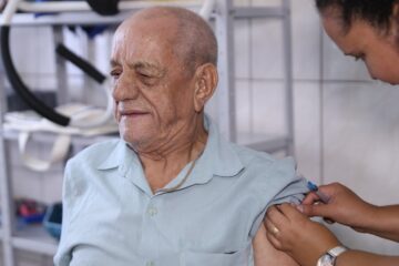 Vacinação bivalente para idosos a partir de 70 anos continua em Monlevade