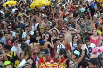 Bloco Filhos da PUC agita o Carnaval de Belo Horizonte; confira a galeria de fotos