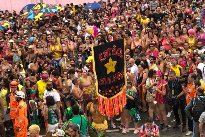 Carnaval de Belo Horizonte agita milhões de foliões neste sábado (18)