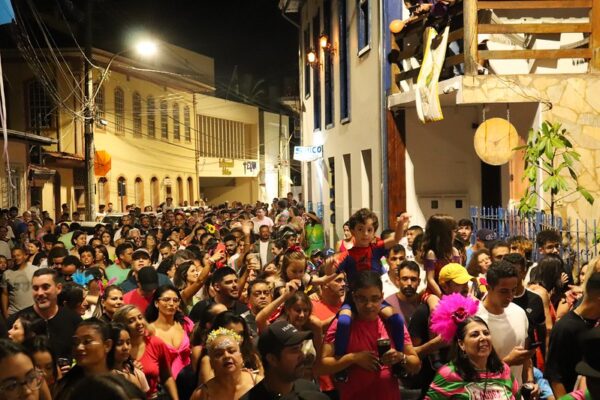 Pré-Carnaval de Itabira: confira a galeria de fotos dos cortejos dos blocos "E Agora Môfi?" e "Nós que Aqui Estamos por Vós Esperamos"