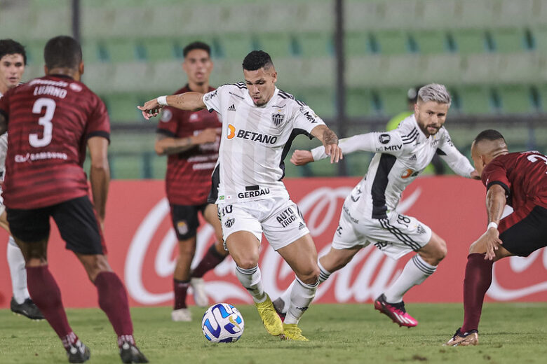 Sem Hulk e com gritos racistas contra brasileiros, Atlético empata na Libertadores e vai decidir vaga no Mineirão