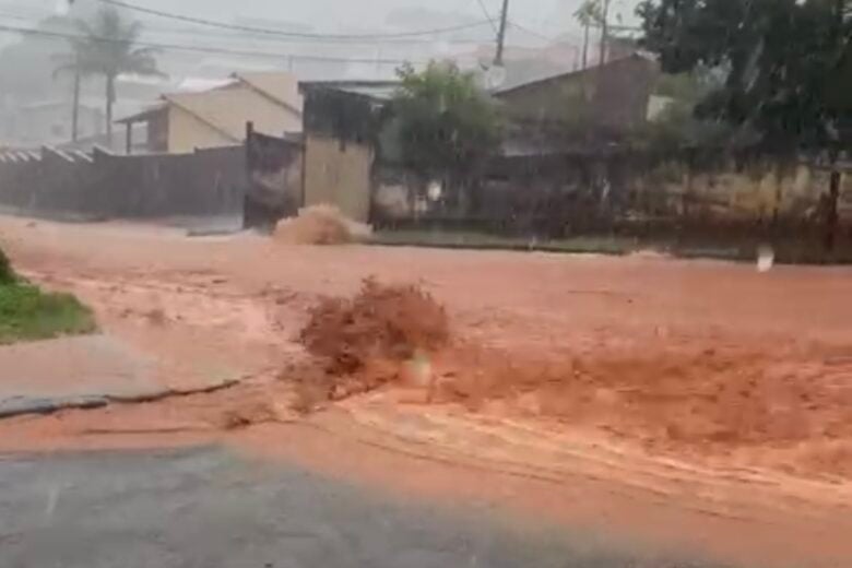 Temporal deixa vários pontos de Monlevade alagados nesta segunda (6)