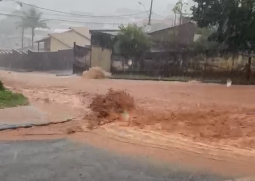 Temporal deixa vários pontos de Monlevade alagados nesta segunda (6)