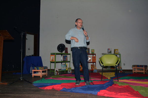 Autor de best seller infantojuvenil faz palestra para educadores em Monlevade