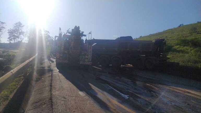 Acidente na BR-040 fecha rodovia na altura de Itabirito nesta sexta-feira