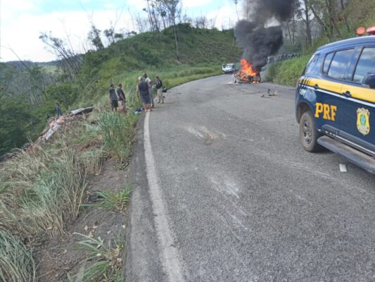 Carro fica completamente destruído em acidente perto da Ponte Torta, na BR-381