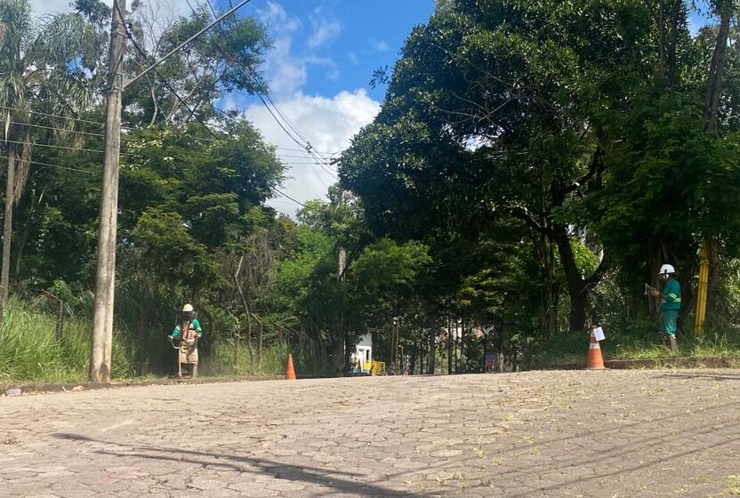 Itabira: após reclamações, Vale realiza limpeza de lote na Vila Paciência