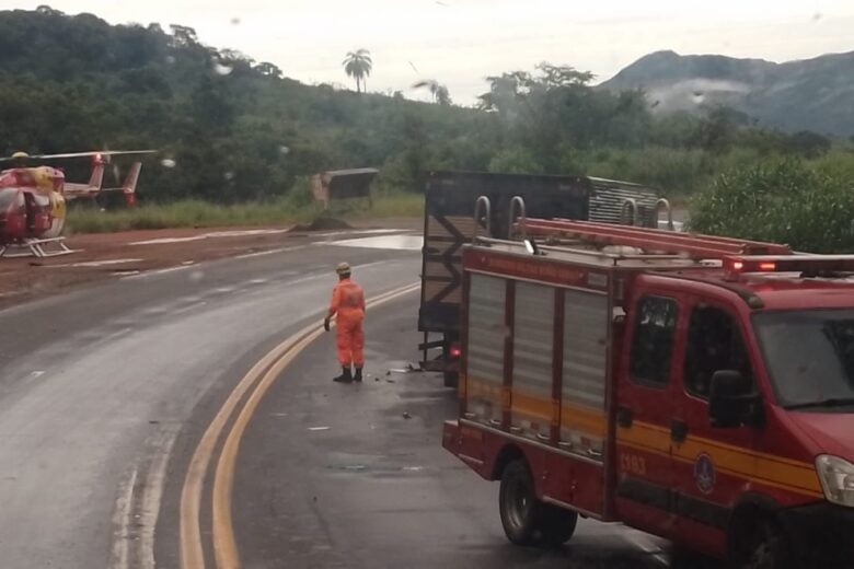 Acidente mobiliza helicóptero dos Bombeiros na BR-381