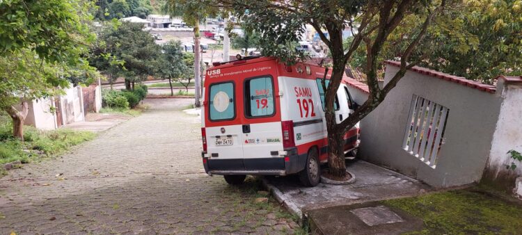 ambulancia-do-samu-bate-contra-muro-de-residencia-em-itabira