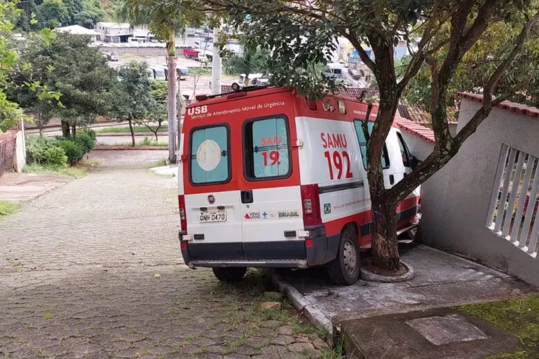 Ambulância do SAMU bate contra muro de residência em Itabira